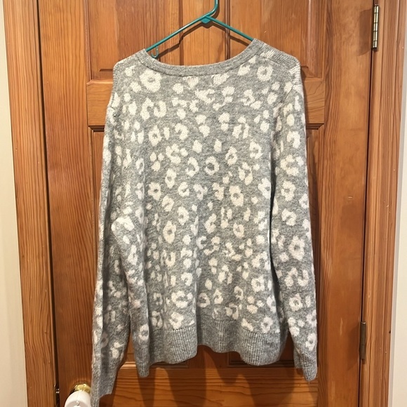 Old Navy women’s gray/ white animal print sweater size XXlarge. - Picture 3 of 7